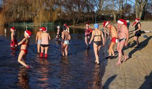 Docenas de personas en Berlín siguen tradición navideña y se bañan en el lago Orankesee - Noticias de hoy en República Dominicana | De Último Minuto