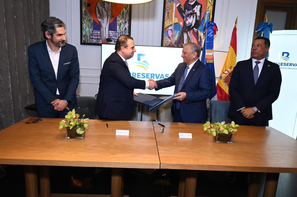 Banreservas y CaixaBank de España renuevan acuerdo para el envío de remesas - Noticias de hoy en República Dominicana | De Último Minuto