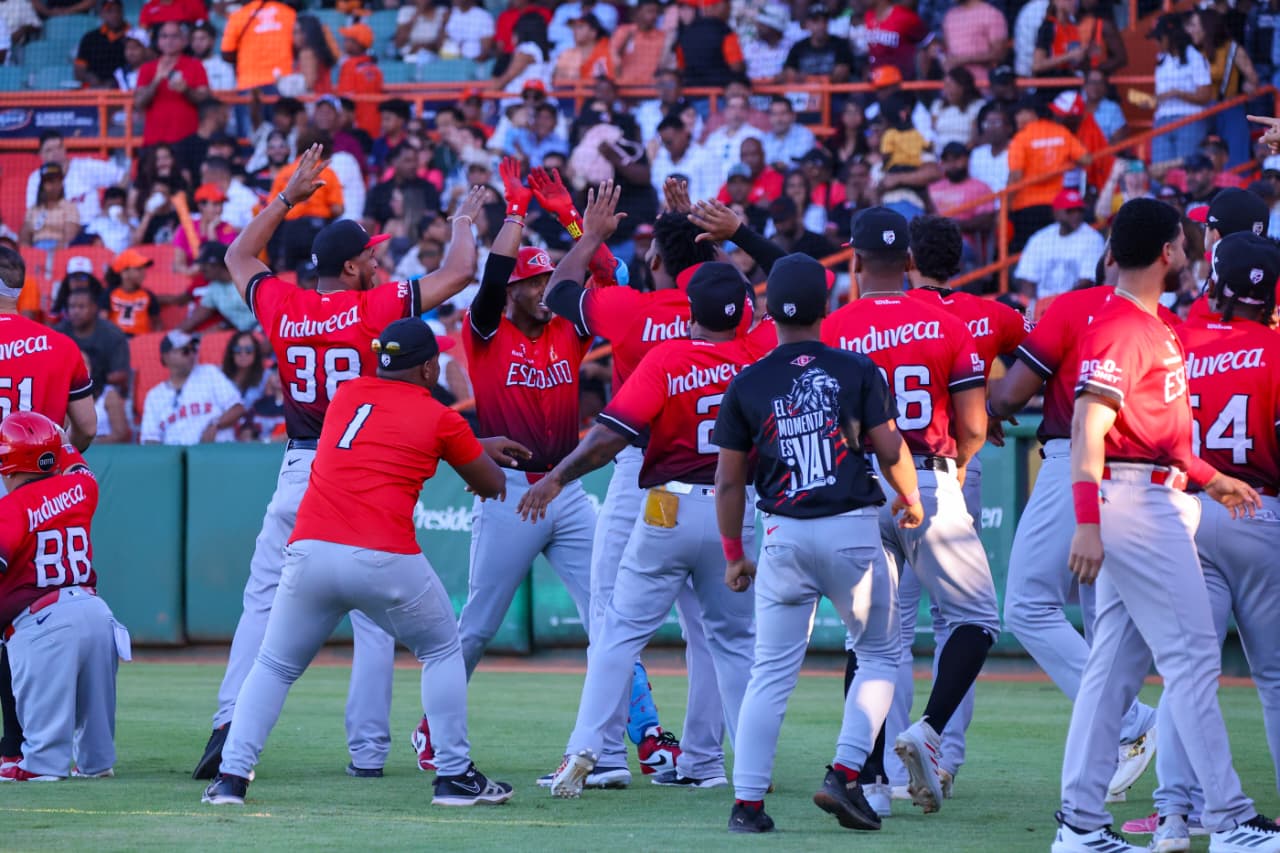 Leones del Escogido quedan a un paso del bicampeonato tras vencer a los Toros - Noticias de hoy en República Dominicana | De Último Minuto