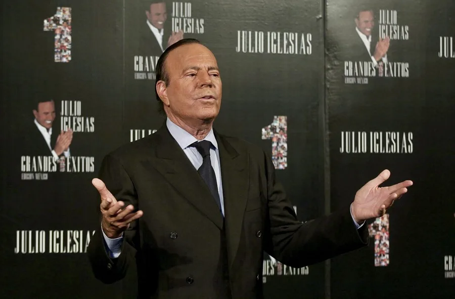 Exempleadas que han denunciado a Julio Iglesias dicen que lo han hecho para que no le suceda a otras - Noticias de hoy en República Dominicana | De Último Minuto