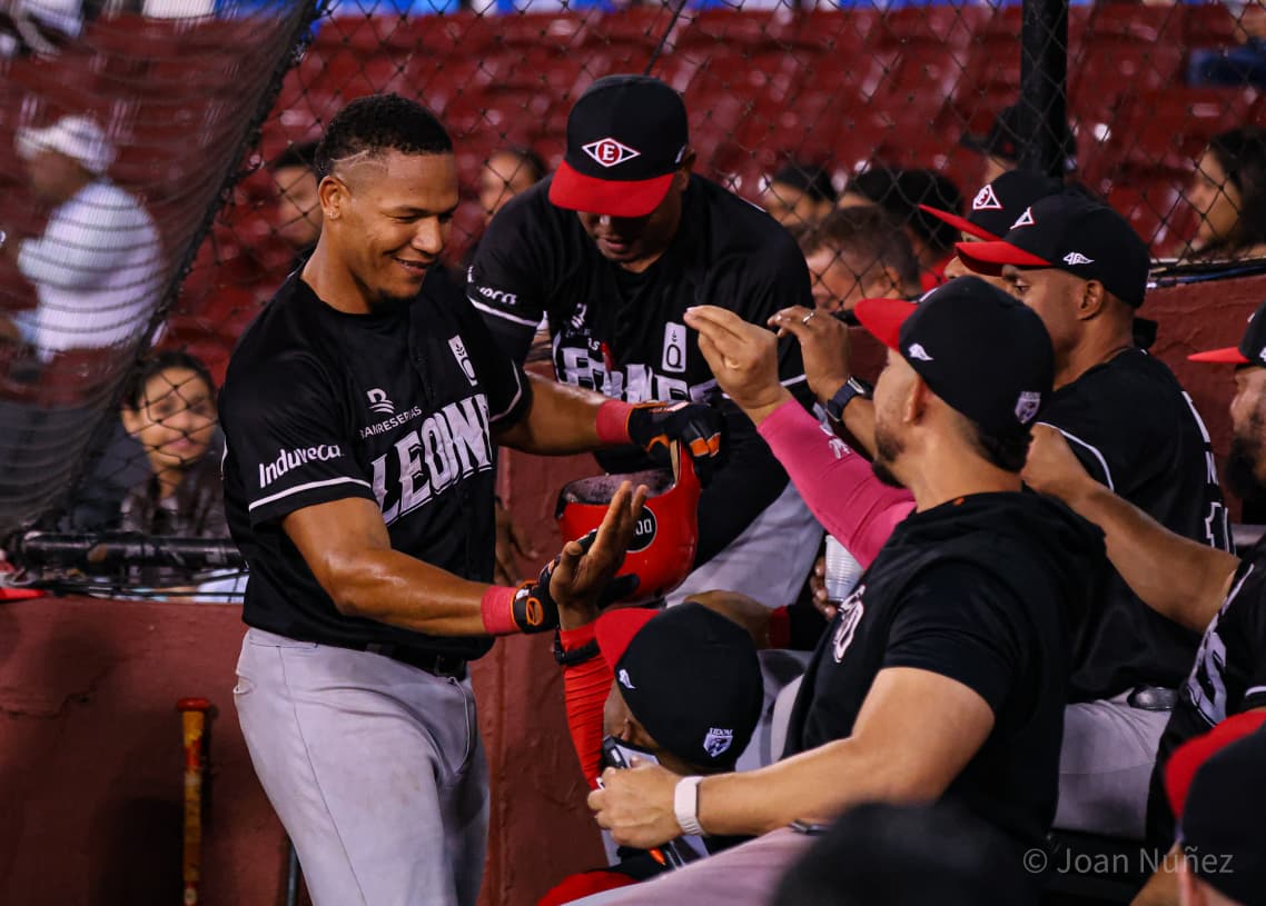 Leones del Escogido blanquean a los Gigantes y se afianzan en la cima del Round Robin - Noticias de hoy en República Dominicana | De Último Minuto