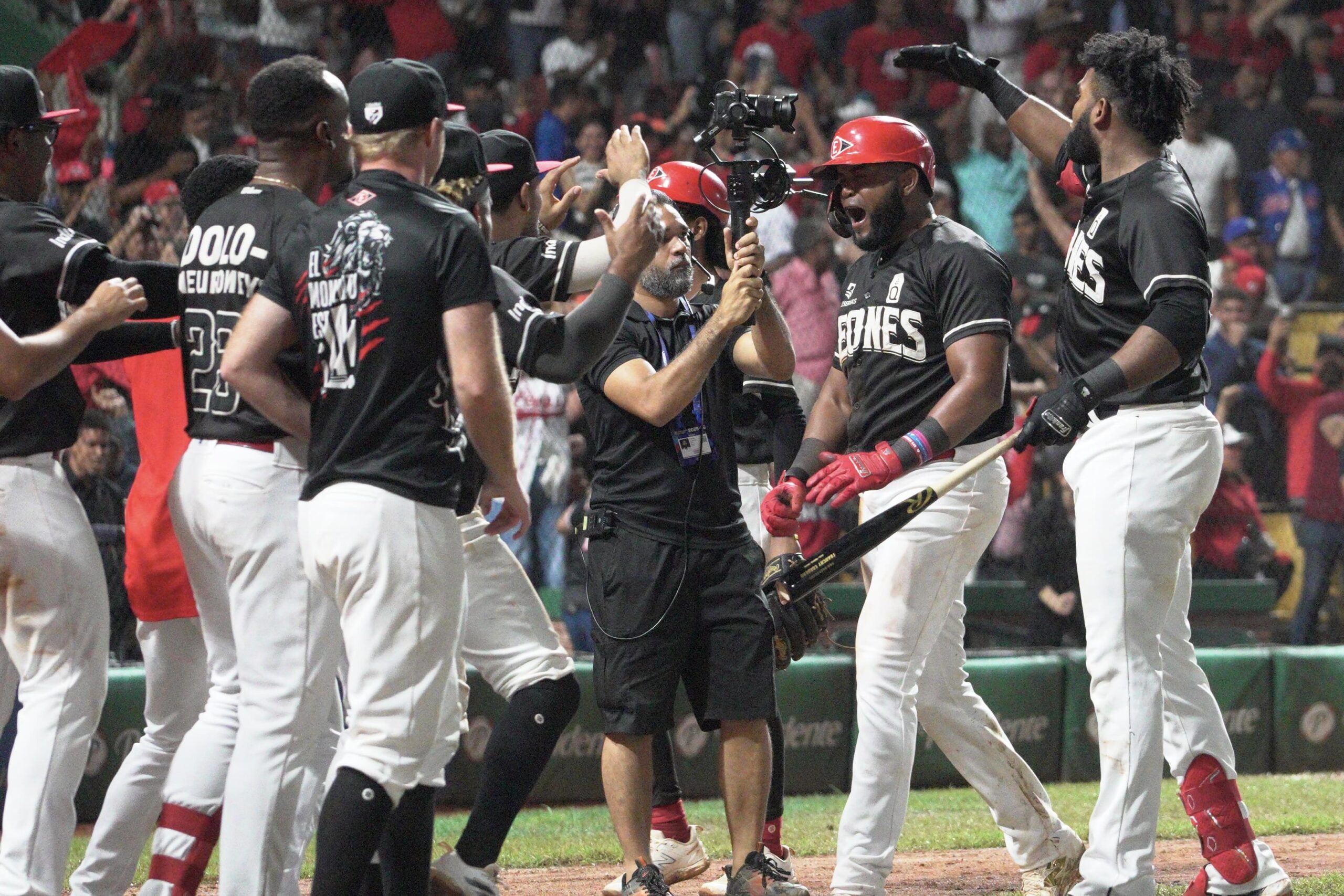 Con rally de cinco carreras en el octavo, Leones se adelantan en la Serie Final - Noticias de hoy en República Dominicana | De Último Minuto