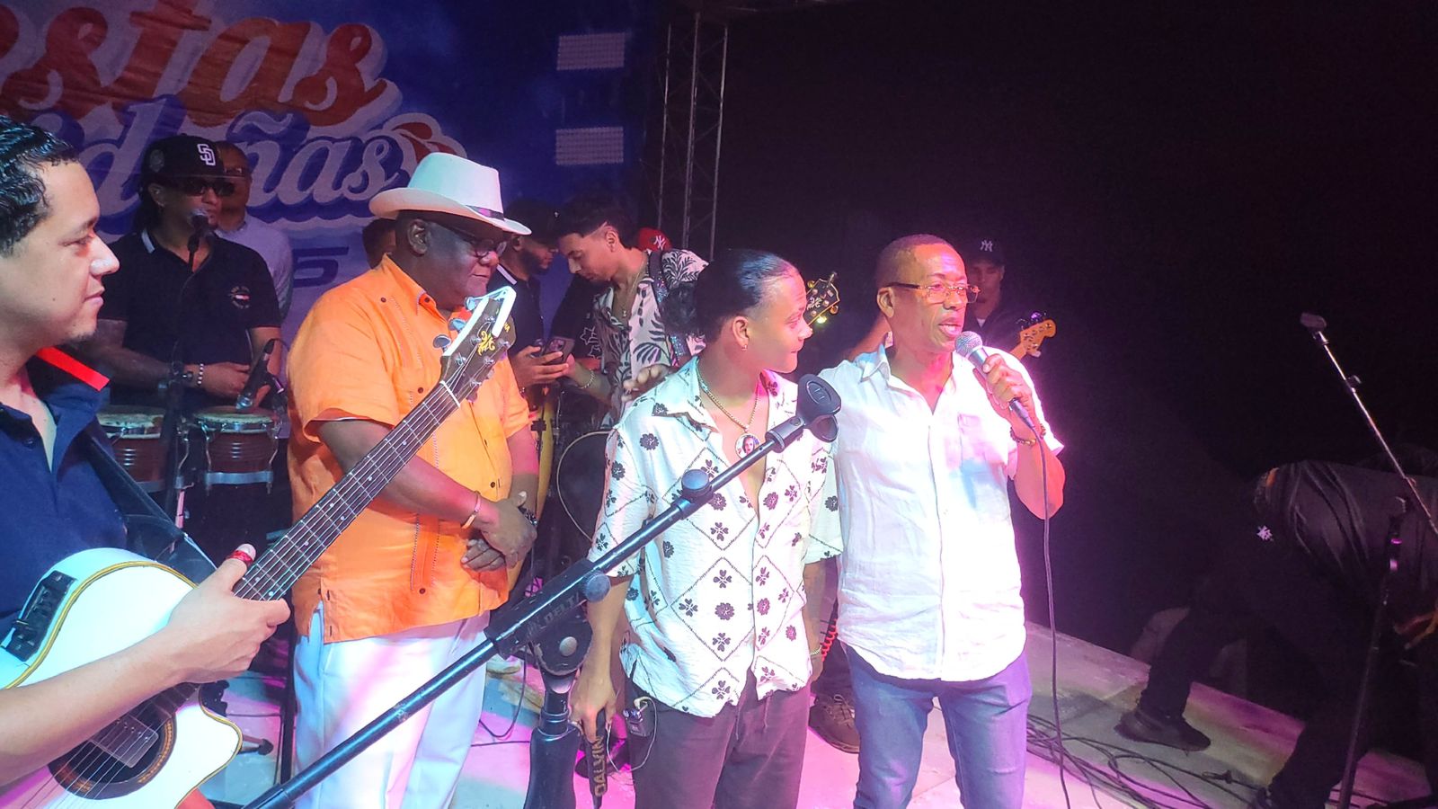 Arroyo Barril celebra con éxito su tradicional fiesta navideña - Noticias de hoy en República Dominicana | De Último Minuto