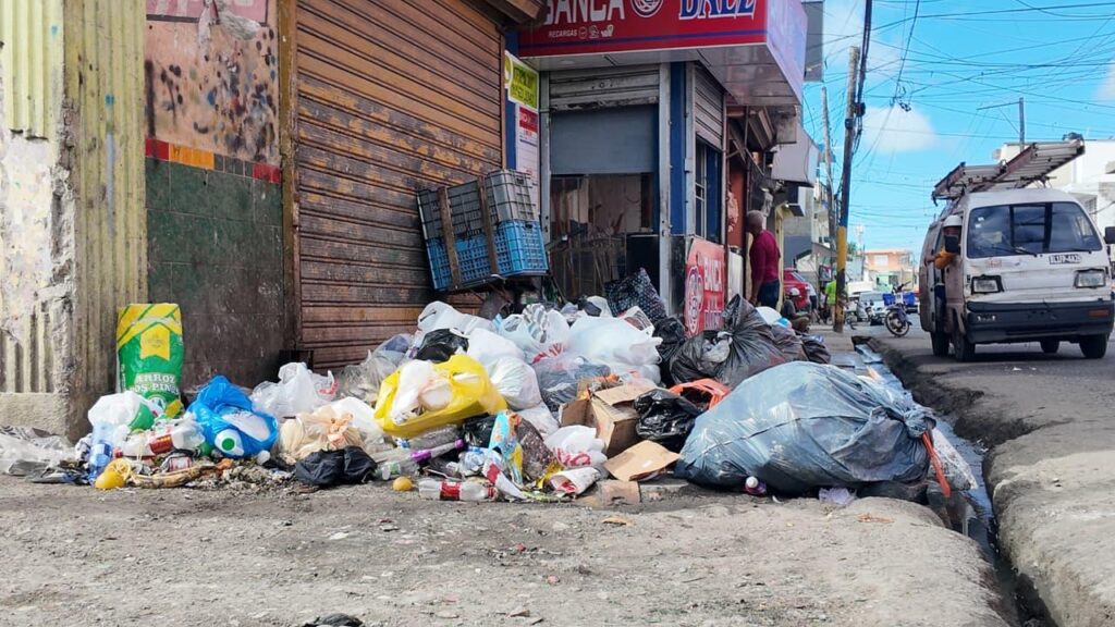 Residentes de SDE reclaman más contenedores para evitar el cúmulo de basura en calles - Noticias de hoy en República Dominicana | De Último Minuto