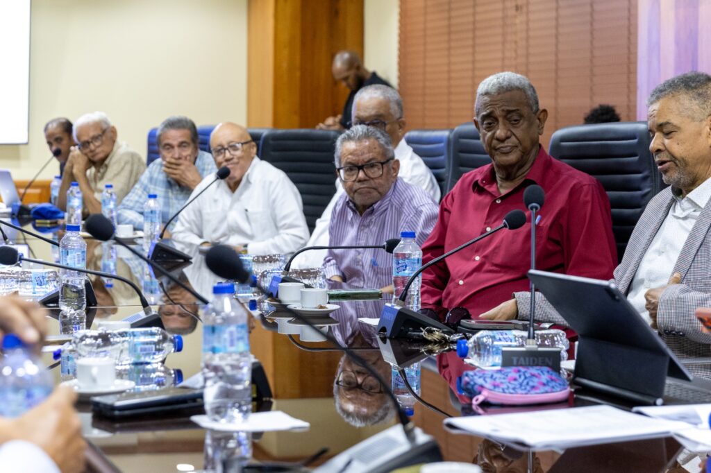 Contratistas acuden al Congreso para proponer iniciativa legislativa que salde deudas antiguas - Noticias de hoy en República Dominicana | De Último Minuto