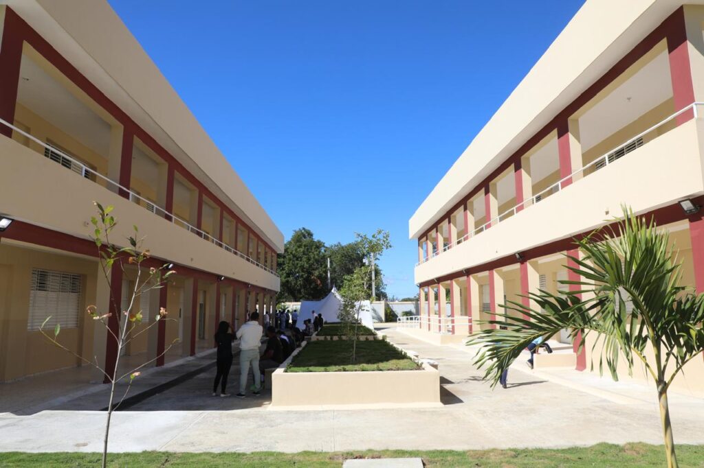 Abinader inaugura centro educativo para más 300 estudiantes en Carrera de Yeguas, Las Matas de Farfán - Noticias de hoy en República Dominicana | De Último Minuto