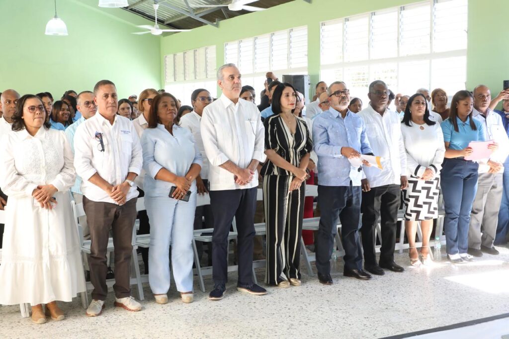 Abinader inaugura centro educativo para más 300 estudiantes en Carrera de Yeguas, Las Matas de Farfán - Noticias de hoy en República Dominicana | De Último Minuto