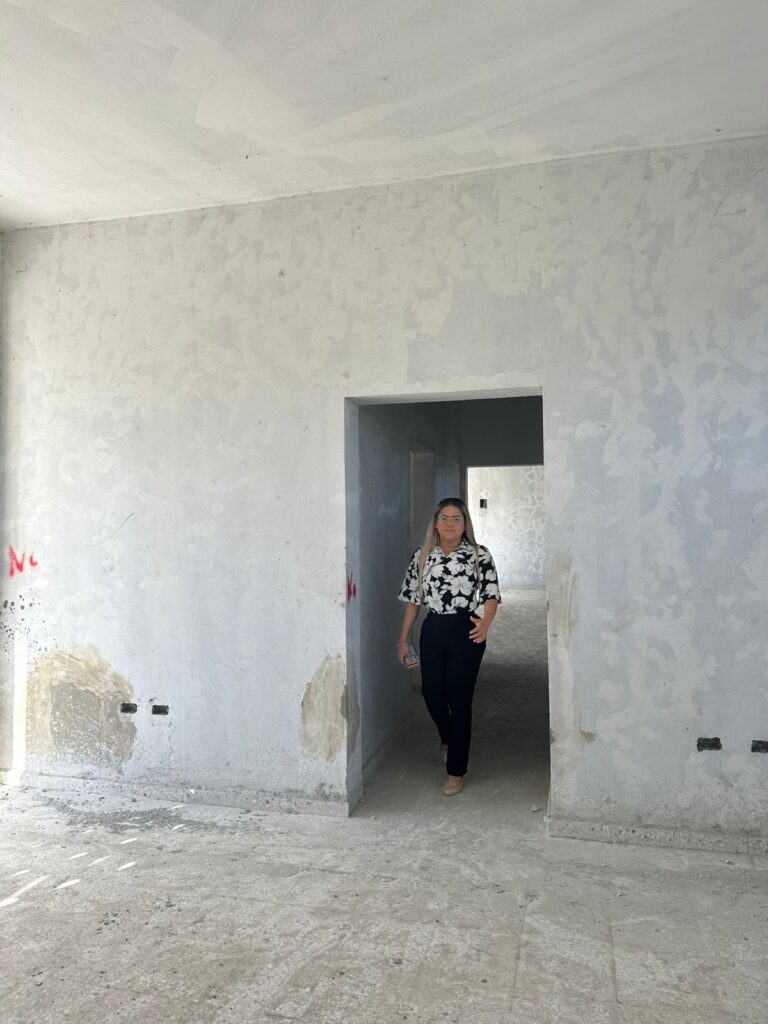 Diputada Grey Pérez supervisa construcción del Liceo de Pueblo Viejo - Noticias de hoy en República Dominicana | De Último Minuto