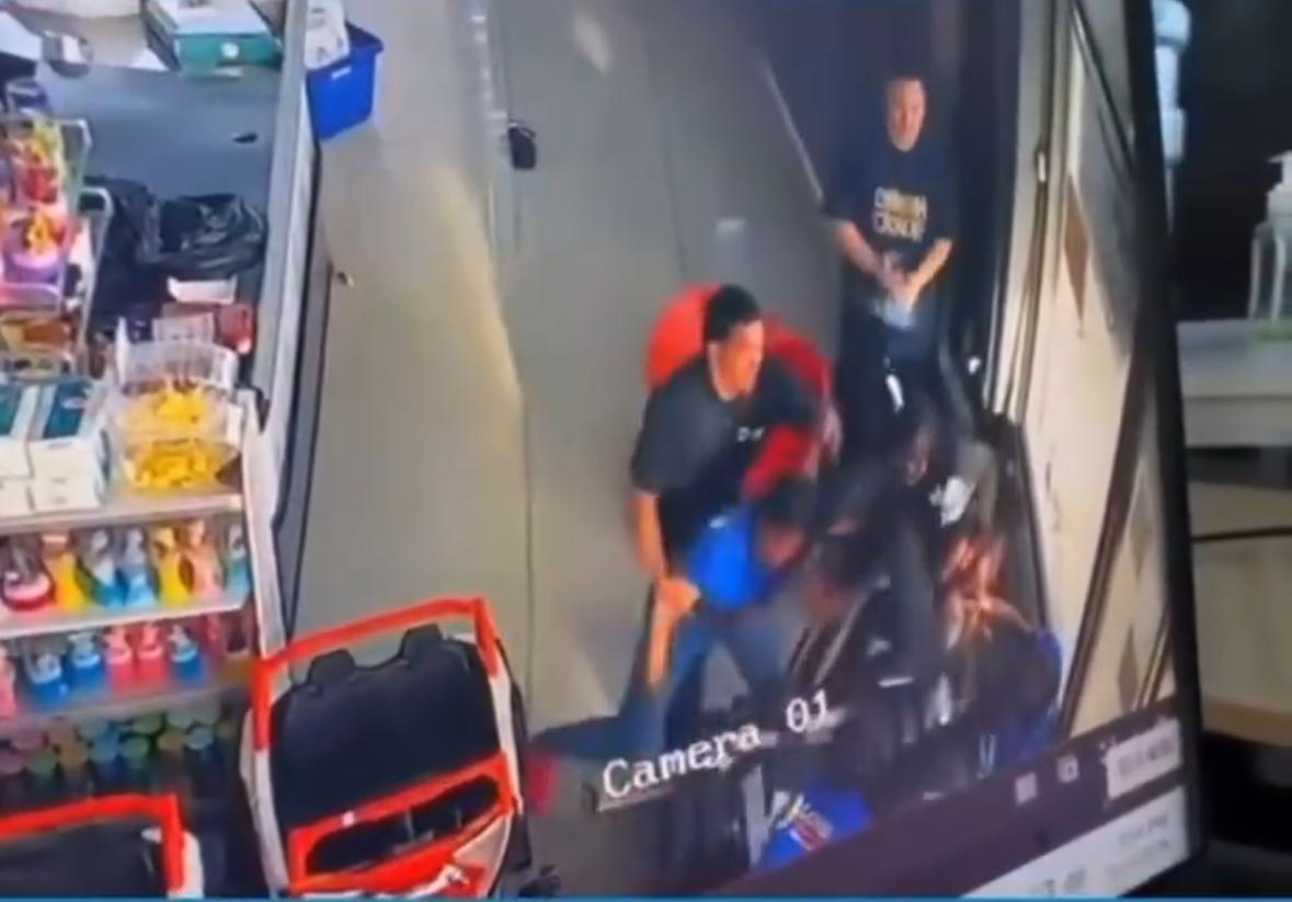Policía apresa a varios implicados en riña en tienda de Verón que dejó tres personas heridas de bala - Noticias de hoy en República Dominicana | De Último Minuto