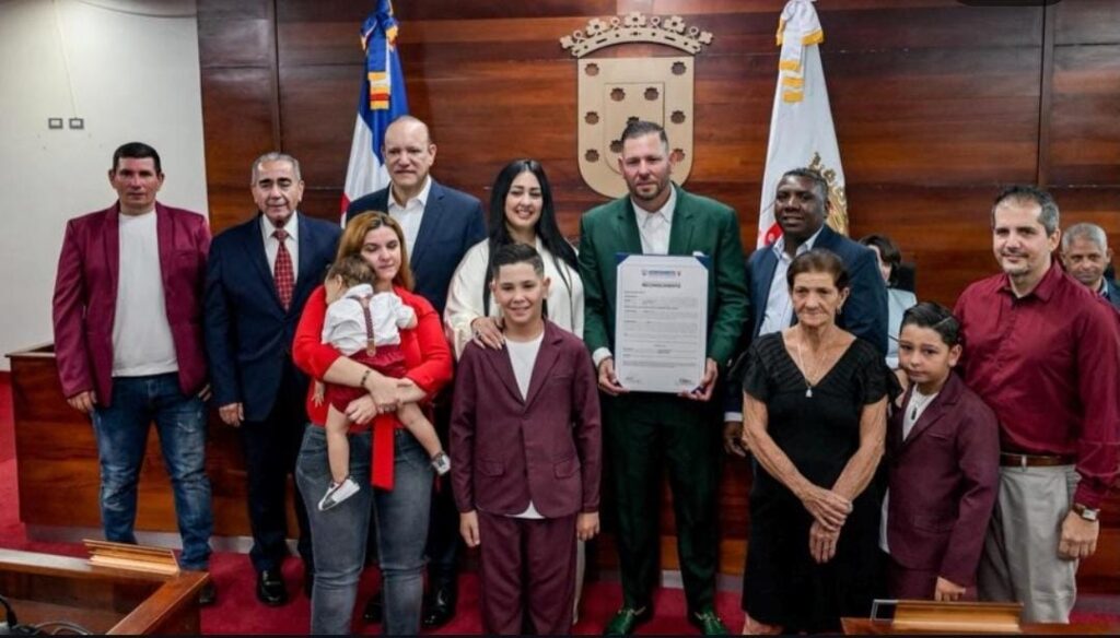 Yunesky Maya es reconocido como Hijo Adoptivo por el Ayuntamiento de Santiago - Noticias de hoy en República Dominicana | De Último Minuto