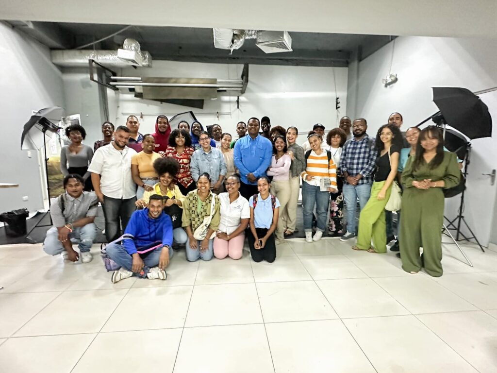 Reportero gráfico, Richard Pérez, comparte experiencias de trabajo con jóvenes aprendices de fotoperiodismo - Noticias de hoy en República Dominicana | De Último Minuto