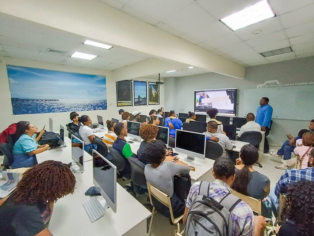 Reportero gráfico, Richard Pérez, comparte experiencias de trabajo con jóvenes aprendices de fotoperiodismo - Noticias de hoy en República Dominicana | De Último Minuto