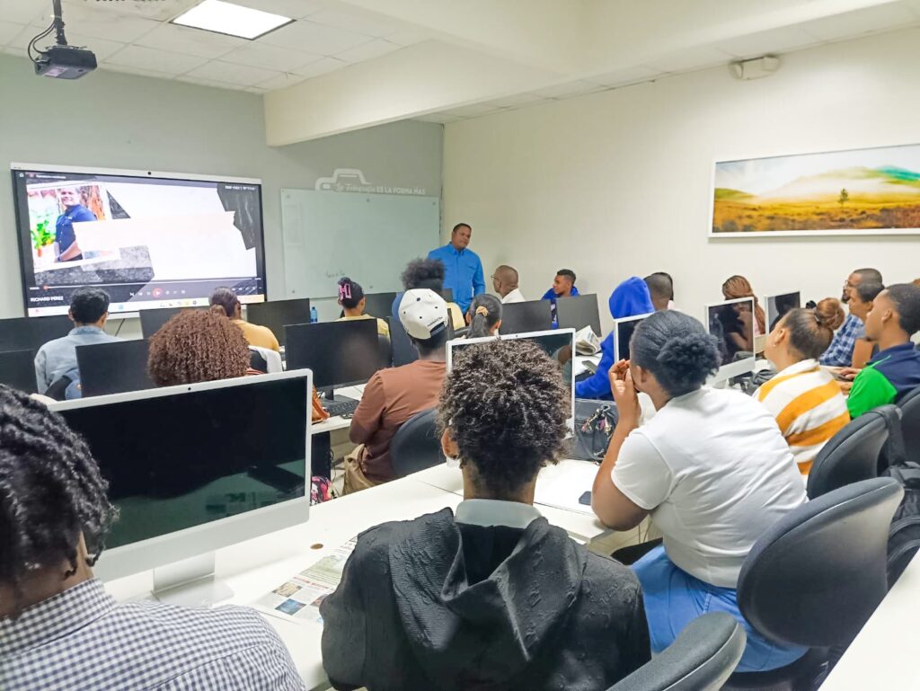Reportero gráfico, Richard Pérez, comparte experiencias de trabajo con jóvenes aprendices de fotoperiodismo - Noticias de hoy en República Dominicana | De Último Minuto