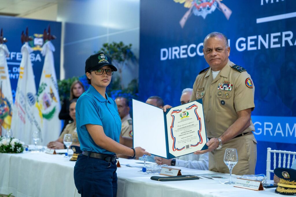 Más de 8,300 jóvenes se gradúan del Programa de Formación en Valores del Servicio Militar Voluntario del MIDE - Noticias de hoy en República Dominicana | De Último Minuto