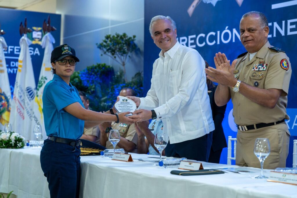 Más de 8,300 jóvenes se gradúan del Programa de Formación en Valores del Servicio Militar Voluntario del MIDE - Noticias de hoy en República Dominicana | De Último Minuto