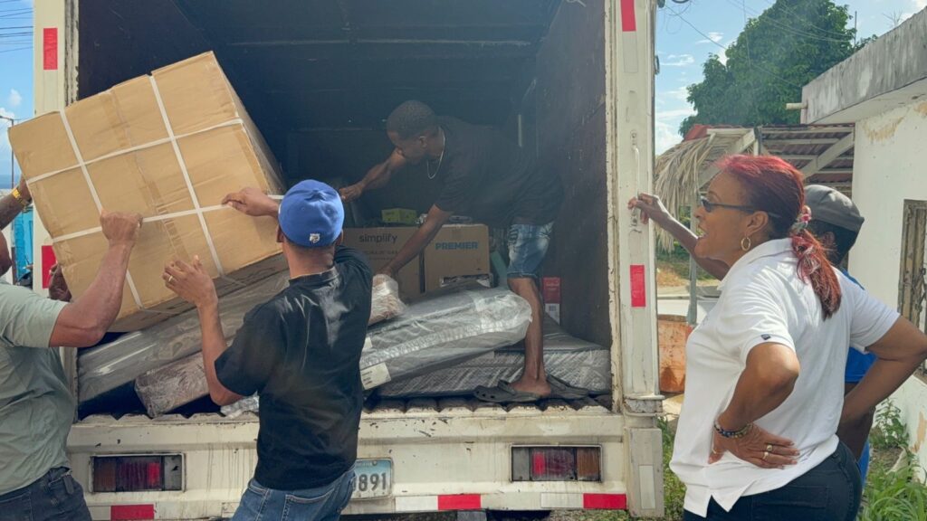 Gobernadora de Samaná asiste a familia afectada por incendio en Los Cacaos - Noticias de hoy en República Dominicana | De Último Minuto