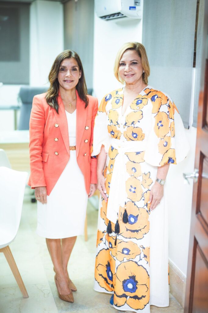 Embajadora de EE. UU. y Raquel Peña visitan el Monumento de Santiago - Noticias de hoy en República Dominicana | De Último Minuto