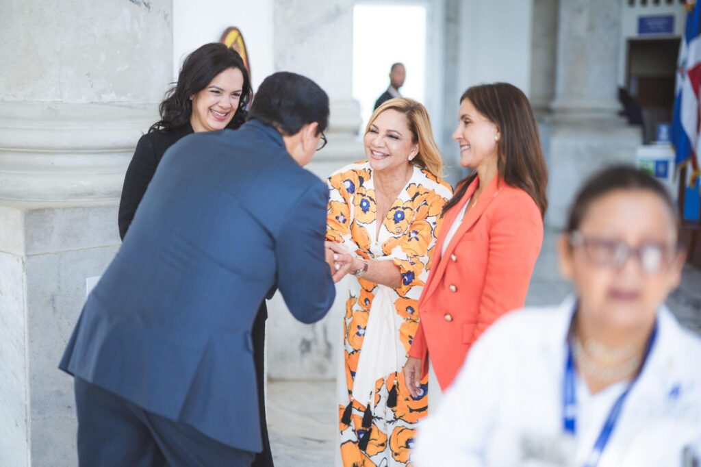 Embajadora de EE. UU. y Raquel Peña visitan el Monumento de Santiago - Noticias de hoy en República Dominicana | De Último Minuto