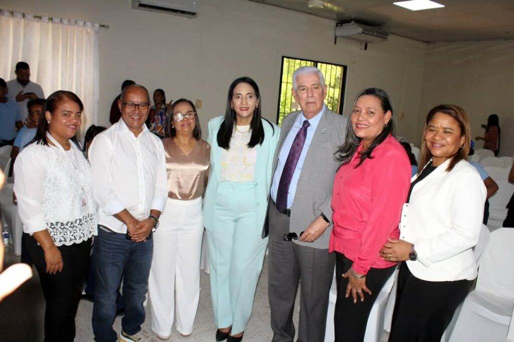 Gobernadora de Azua respalda programa “Escuelas Libres de Caries” - Noticias de hoy en República Dominicana | De Último Minuto