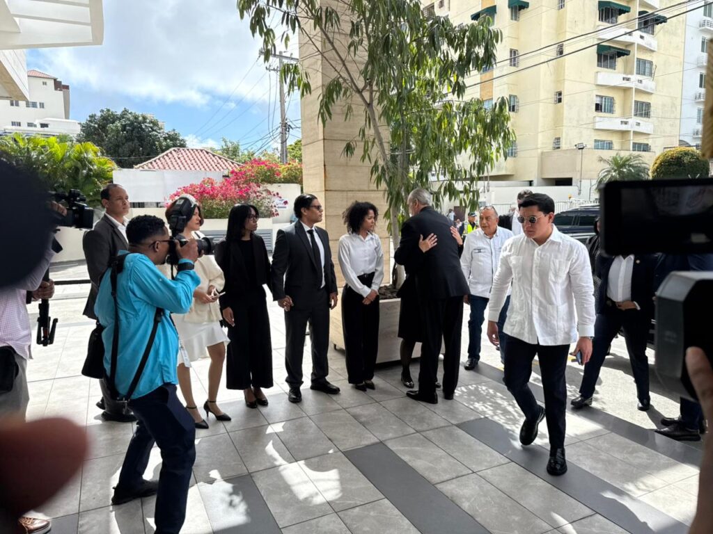 Presidente Abinader acude a velatorio de Alburquerque; reconoce su rol como asesor del Estado - Noticias de hoy en República Dominicana | De Último Minuto