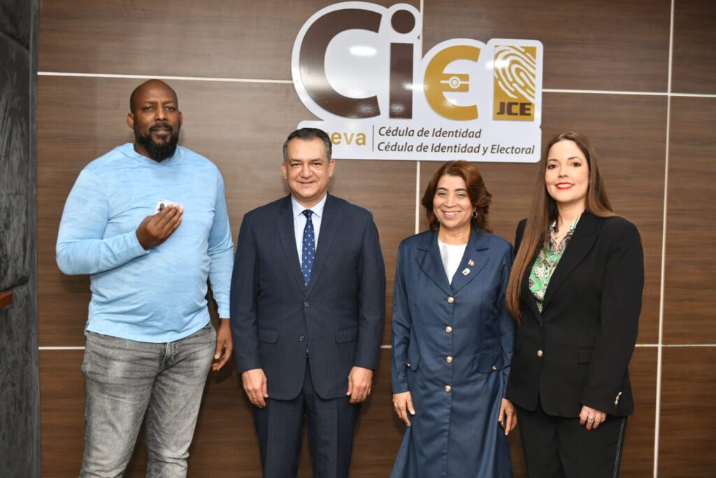 JCE entrega nueva cédula a miembros del Salón de la Fama de Cooperstown y a personas con discapacidad - Noticias de hoy en República Dominicana | De Último Minuto