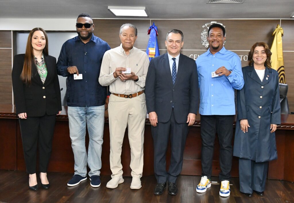 JCE entrega nueva cédula a miembros del Salón de la Fama de Cooperstown y a personas con discapacidad - Noticias de hoy en República Dominicana | De Último Minuto