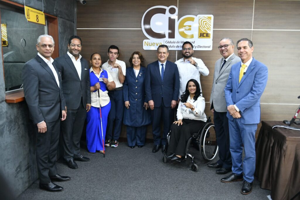JCE entrega nueva cédula a miembros del Salón de la Fama de Cooperstown y a personas con discapacidad - Noticias de hoy en República Dominicana | De Último Minuto
