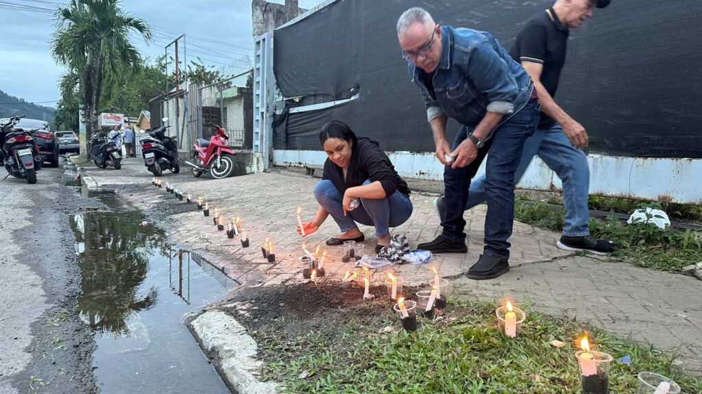 Residentes de Bonao realizan encendido de velas contra planta de gas en la avenida Juan Bosch - Noticias de hoy en República Dominicana | De Último Minuto