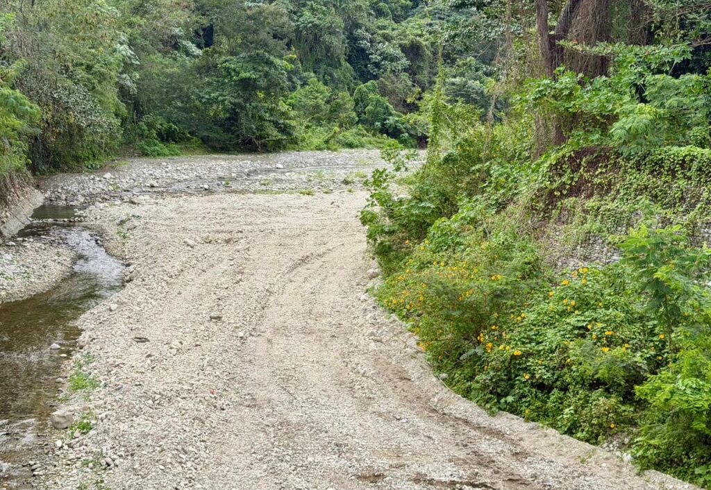 Alcalde y comunidades piden intervenir ante carretera en construcción dentro del cauce de río en San Cristóbal - Noticias de hoy en República Dominicana | De Último Minuto