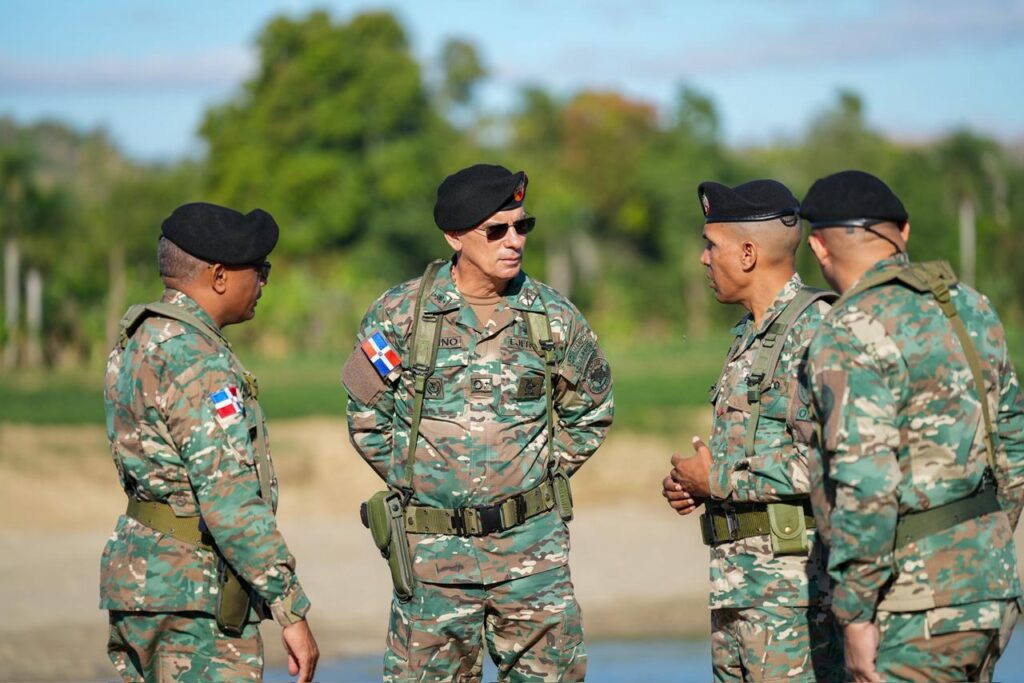 Comandante del Ejército recorre carretera internacional y unidades fronterizas en Elías Piña y Dajabón - Noticias de hoy en República Dominicana | De Último Minuto