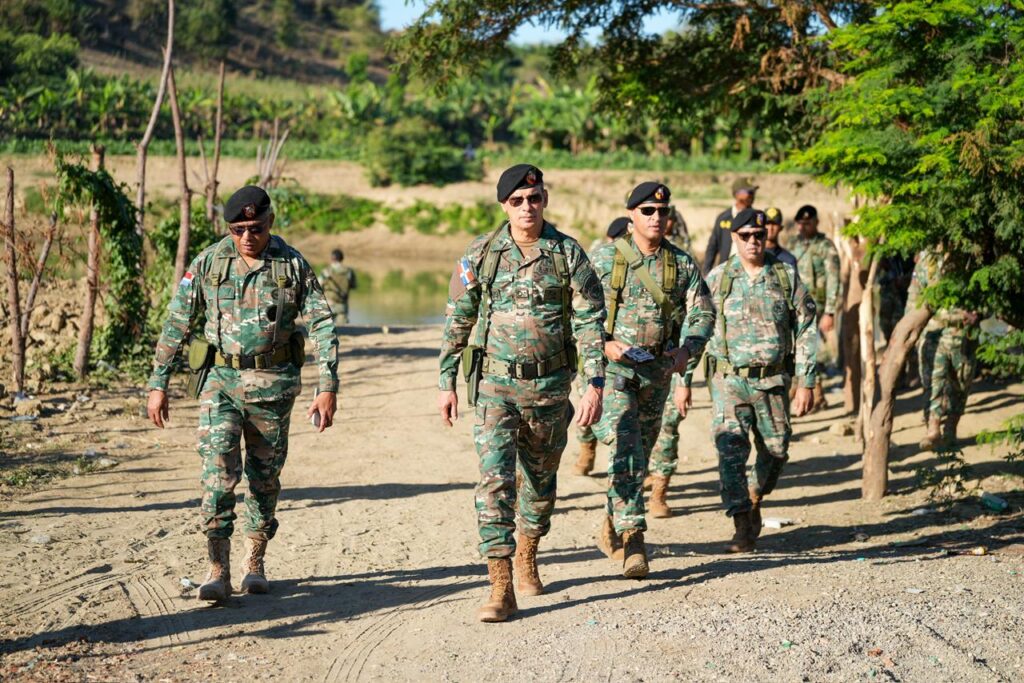 Comandante del Ejército recorre carretera internacional y unidades fronterizas en Elías Piña y Dajabón - Noticias de hoy en República Dominicana | De Último Minuto