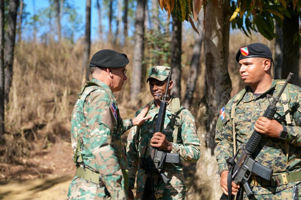 Comandante del Ejército recorre carretera internacional y unidades fronterizas en Elías Piña y Dajabón - Noticias de hoy en República Dominicana | De Último Minuto