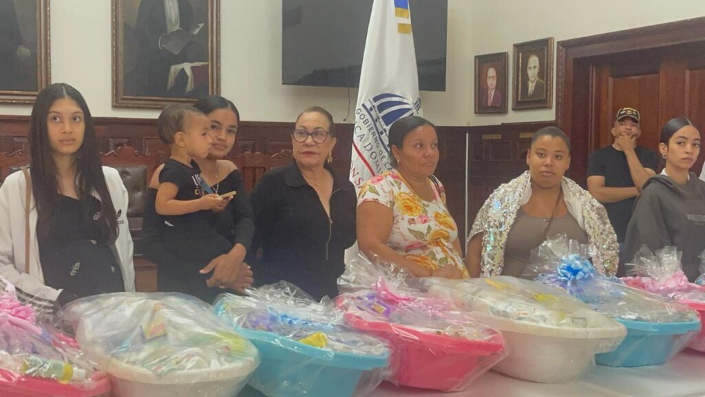 Gobernación de Santiago entrega enseres y ayudas sociales a familias vulnerables - Noticias de hoy en República Dominicana | De Último Minuto