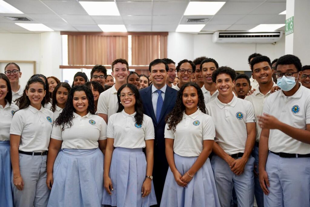 Roberto Ángel Salcedo inicia nueva etapa de “El Poder de las Buenas Palabras” enfocada en centros educativos - Noticias de hoy en República Dominicana | De Último Minuto