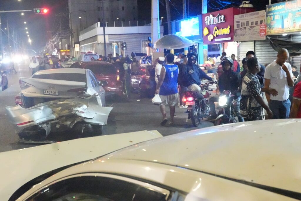 Aparatoso accidente de tránsito involucra a 5 vehículos en la avenida San Vicente de Paúl - Noticias de hoy en República Dominicana | De Último Minuto