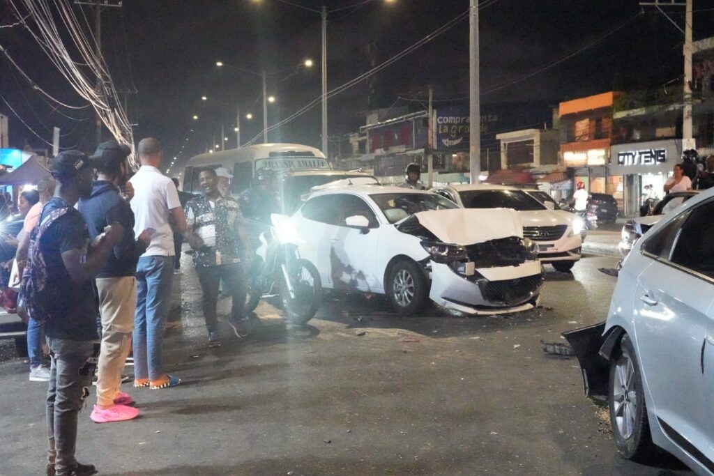 Aparatoso accidente de tránsito involucra a 5 vehículos en la avenida San Vicente de Paúl - Noticias de hoy en República Dominicana | De Último Minuto