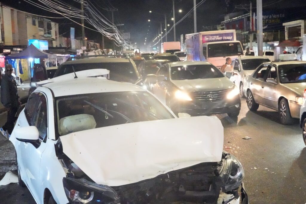 Aparatoso accidente de tránsito involucra a 5 vehículos en la avenida San Vicente de Paúl - Noticias de hoy en República Dominicana | De Último Minuto