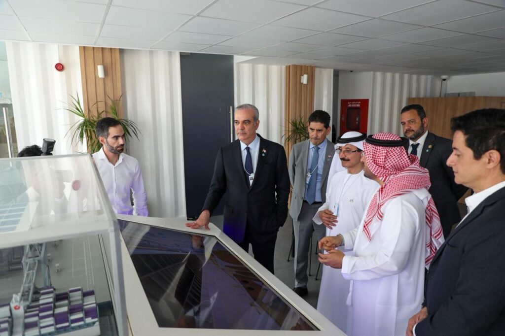 Abinader se reúne con líder global de DP World para consolidar a RD como centro logístico y de inversión regional - Noticias de hoy en República Dominicana | De Último Minuto