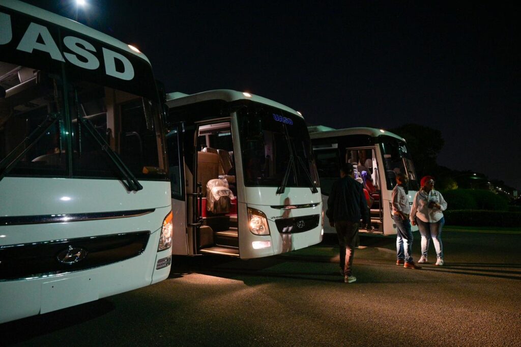 UASD refuerza su sistema de transporte y seguridad interna con nuevos vehículos - Noticias de hoy en República Dominicana | De Último Minuto