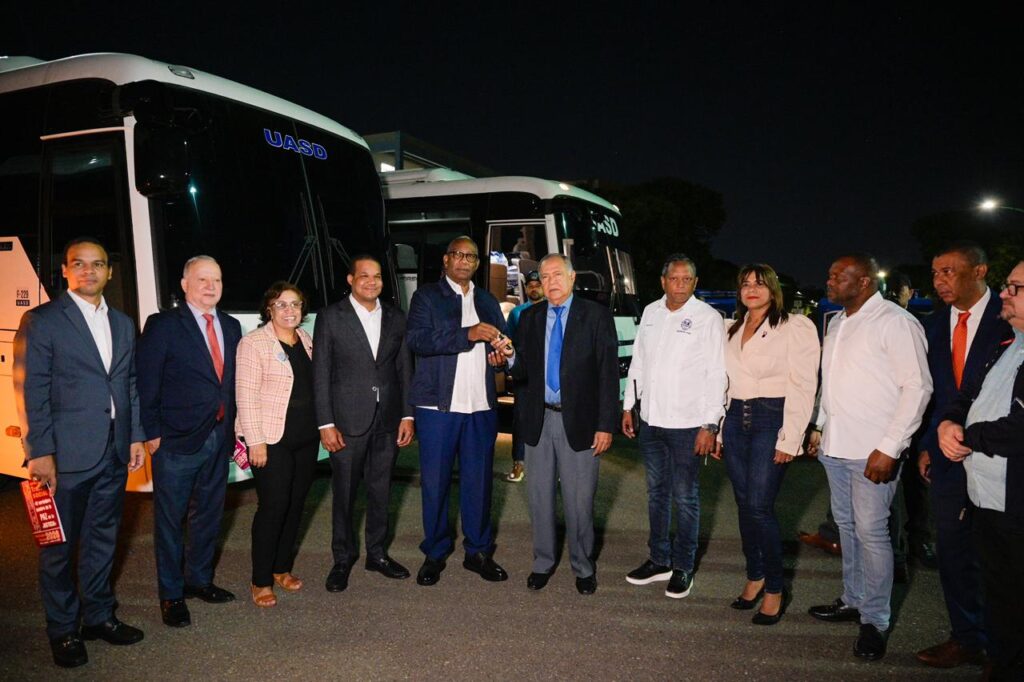 UASD refuerza su sistema de transporte y seguridad interna con nuevos vehículos - Noticias de hoy en República Dominicana | De Último Minuto