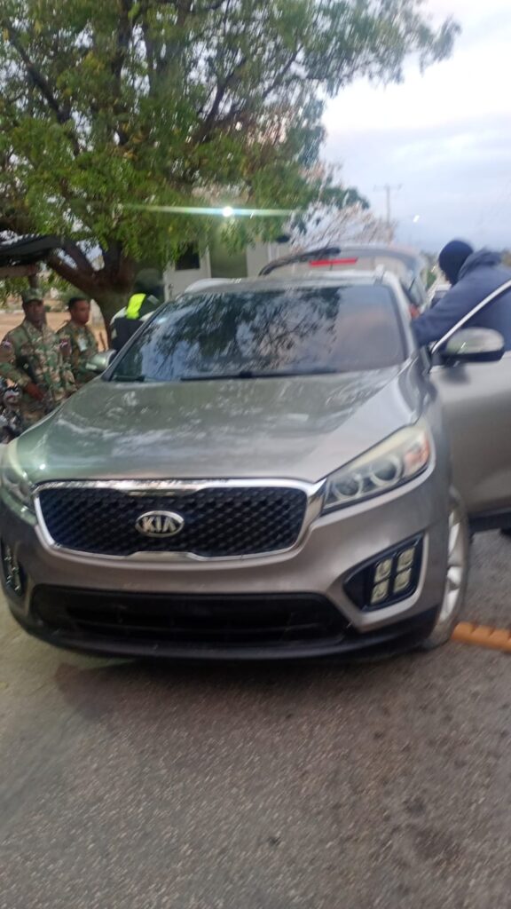 Detienen a dominicano por transportar indocumentados ocultos en el baúl del vehículo en San Juan de la Maguana - Noticias de hoy en República Dominicana | De Último Minuto