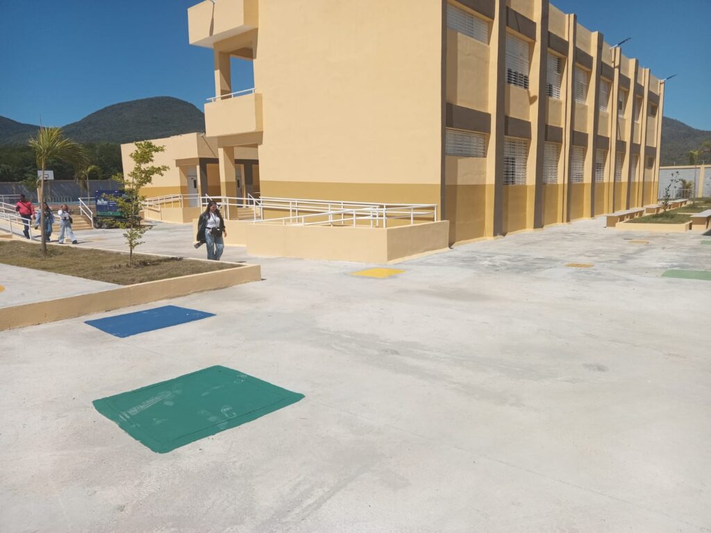 Abinader inaugura liceo en Azua con capacidad para más de 595 estudiantes - Noticias de hoy en República Dominicana | De Último Minuto