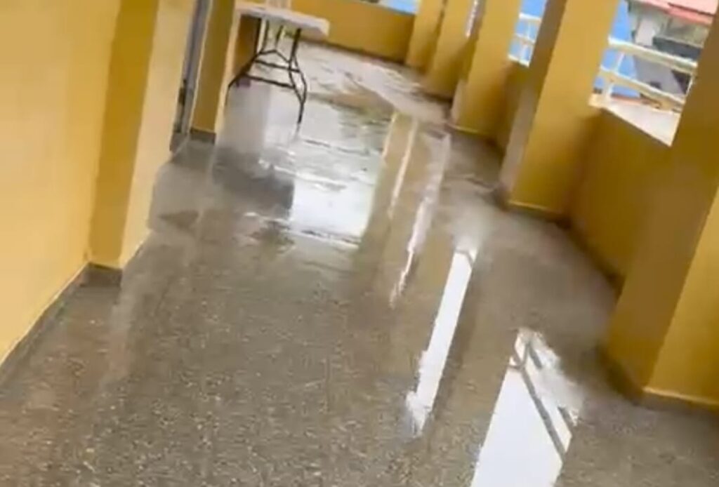 Filtraciones amenazan con detener docencia en liceo de La Palma Constanza - Noticias de hoy en República Dominicana | De Último Minuto