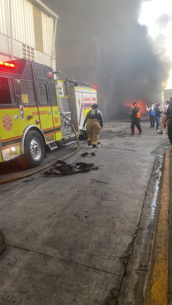 911 coordina asistencia en incendio de gran magnitud en empresa de plásticos en San Cristóbal - Noticias de hoy en República Dominicana | De Último Minuto