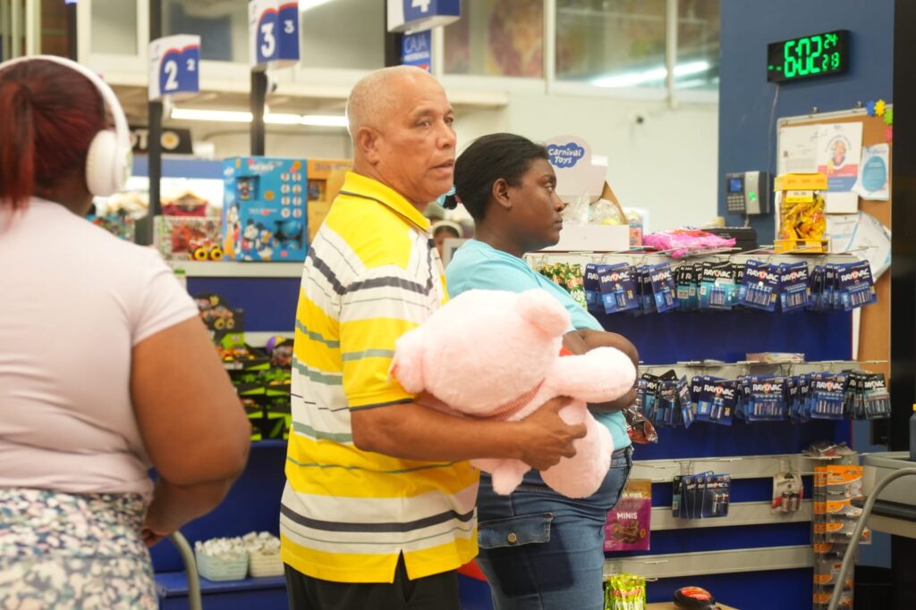 Flores, globos y tazas dinamizan el comercio en San Valentín 2026 - Noticias de hoy en República Dominicana | De Último Minuto