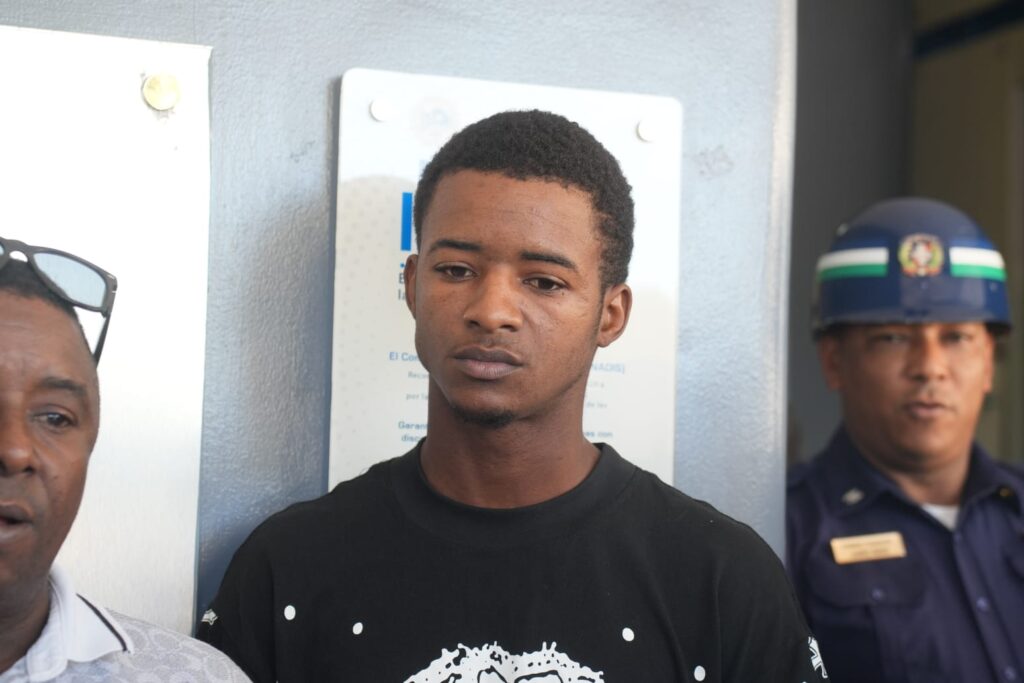 Se entrega joven vinculado a homicidio en Nigua; familiares aseguran que es inocente - Noticias de hoy en República Dominicana | De Último Minuto