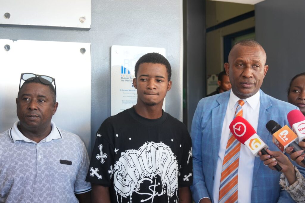Se entrega joven vinculado a homicidio en Nigua; familiares aseguran que es inocente - Noticias de hoy en República Dominicana | De Último Minuto