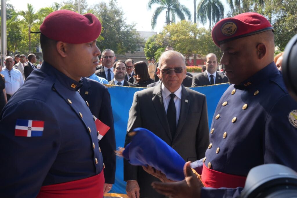Banreservas deposita ofrenda floral por el 182 aniversario de la Independencia Nacional en el Altar de la Patria - Noticias de hoy en República Dominicana | De Último Minuto