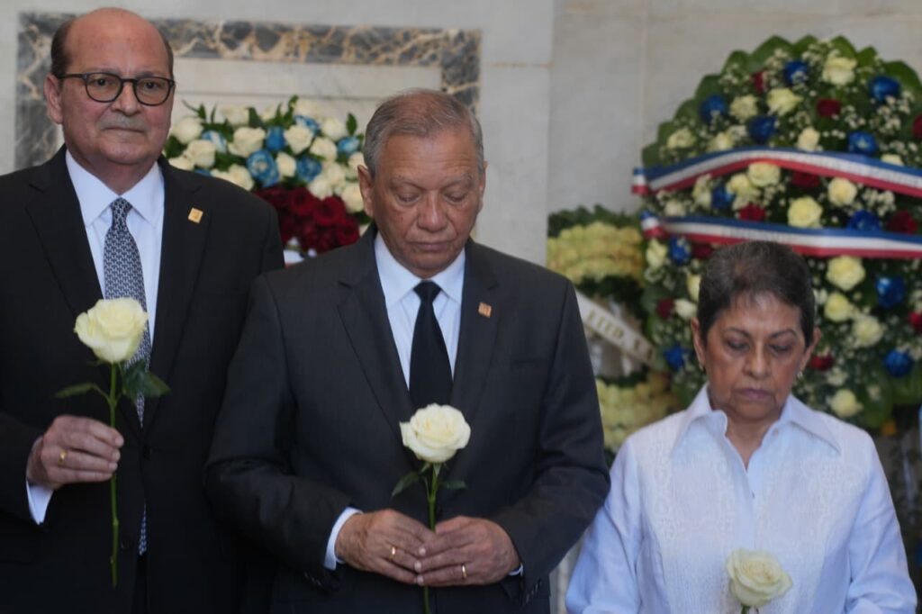 Banreservas deposita ofrenda floral por el 182 aniversario de la Independencia Nacional en el Altar de la Patria - Noticias de hoy en República Dominicana | De Último Minuto