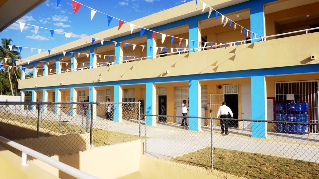 Entregan 16 aulas en centro educativo Villa Liberación en Samaná - Noticias de hoy en República Dominicana | De Último Minuto